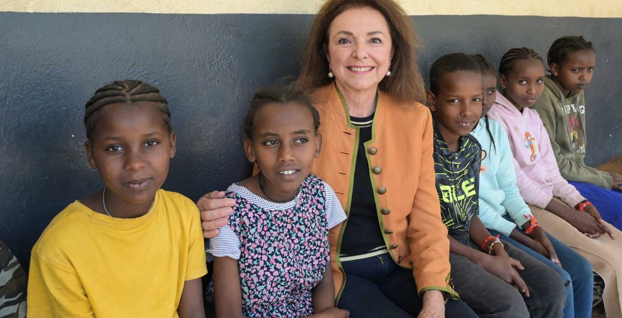 TV-Moderatorin und missio-Botschafterin: Uschi Dämmrich von Luttitz in einem Waisenhausprojekt in Äthiopien.