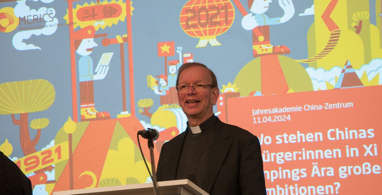 Monsignore Wolfgang Huber am Rednerpult der Jahrestagung des China-Zentrums 2024 zum Thema „Wo stehen Chinas Bürger:innen in Xi Jinpings Ära großer Ambitionen?“