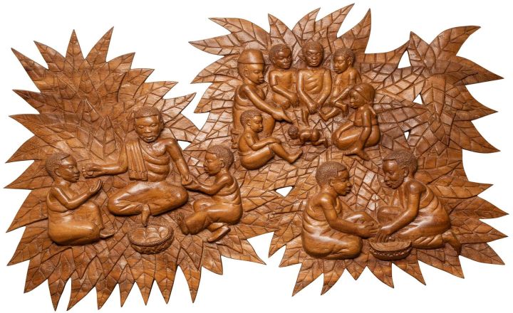 Schnitzkunstrelief aus Malawi aus der missio-Hauskapelle. Das Werk symbolisiert ebenfalls "Sich verschenken".