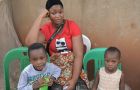 Esther und zwei ihrer Kinder im Flüchtlingscamp in Uganda.