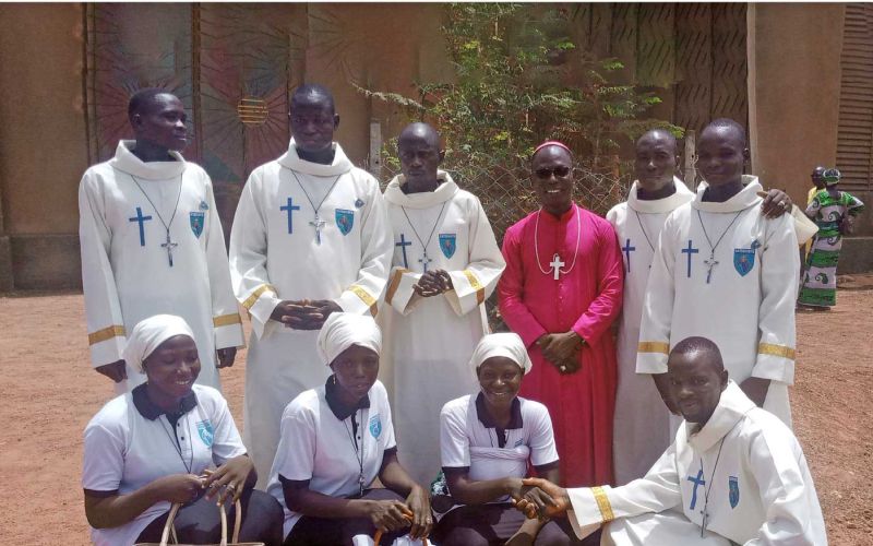 Gruppenfoto von Katechistinnen und Katechisten bei Feierlichkeiten mit Bischof Théophile Nare im vergangenen Jahr am CFC St. Luc de Tougouri.