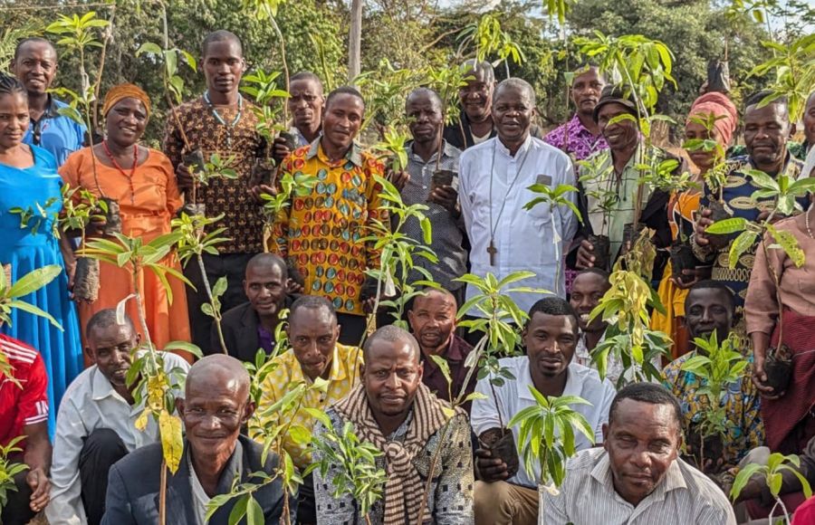 Gruppenfoto mit rund 20 Menschen: Bischof Mfumbusa bei der Übergabe von Obstbaumsetzlingen an die Katechetinnen und Katecheten.