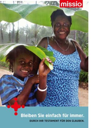 Titelbild unseres Ratgebers zum Testament: Eine Mutter geht mit ihrem Kind in einem afrikanischen Land lachend durch den Regen. Sie sind geschützt durch Palmblätter.