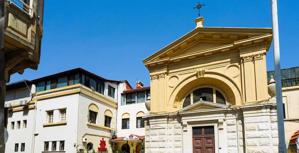 Kirche und Gebäude des Zentrums der Salesianer Don Bosco in Damaskus in Syrien vor blauem Himmel. Foto: Fritz Stark/missio München