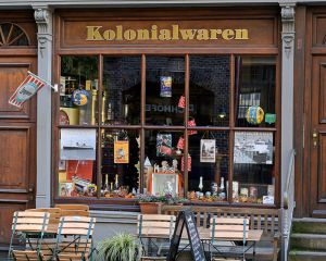 Ein retro gestalteter Laden mit "Kolonialwaren" in Hamburg
