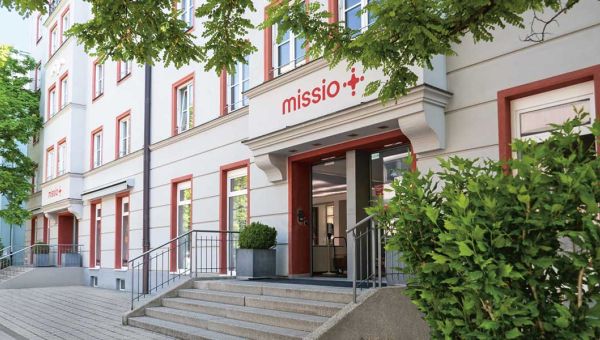 Die Fassade der missio-Zentrale in München in der Pettenkoferstraße, in der sich im 5. Stock das missio-Gästehaus befindet.