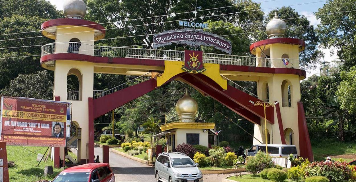 Das Portal zur Universität von Marawi, auf deren Gelände der Bombenanschlag im Dezember 2023 verübt wurde.
