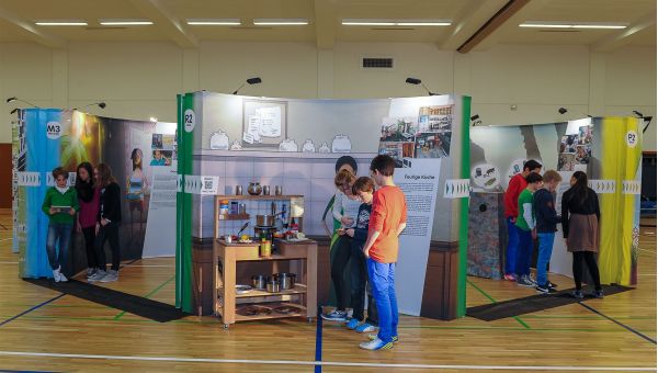 In einer Schulturnhalle ist die mobile missio-Ausstellung <span lang="en"> missio for life</span>  aufgebaut. 