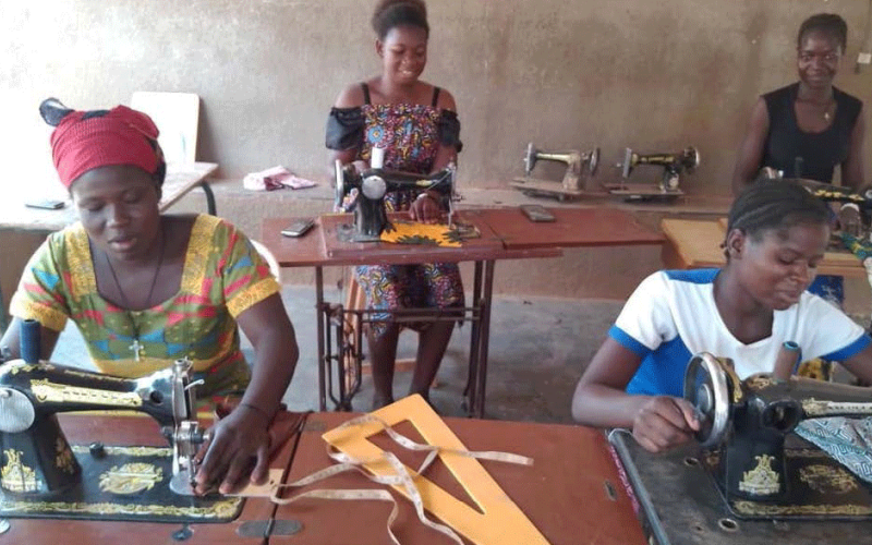 Die Bilder zeigen jeweils Protagonisten der verlinkten Projekte aus dem Bereich Frauen stärken