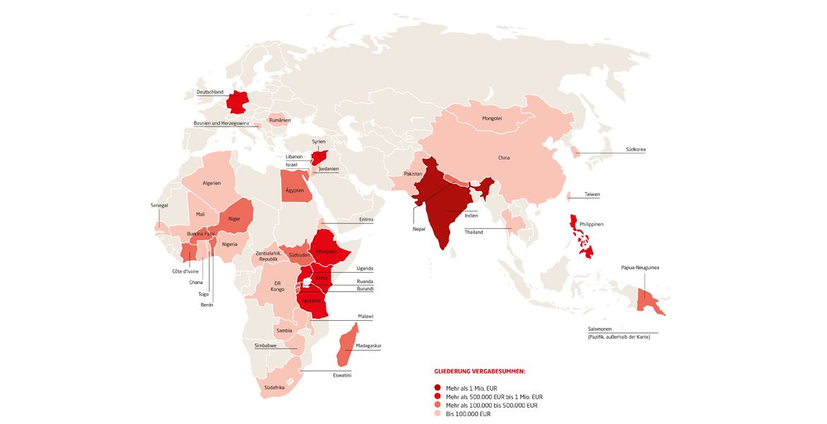 Auszug aus dem Jahresbericht 2023 zeigt eine Weltkarte, auf der die Länder, in denen missio in 2023 Projekte gefördert hat, farblich hervorgehoben sind. Ja höher die Vergabesummen waren, desto dunkler ist das Land dargestellt.