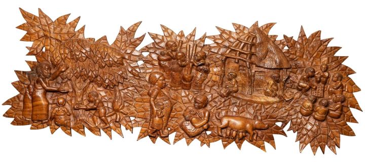 Schnitzkunstrelief aus Malawi aus der missio-Hauskapelle. Das Werk symbolisiert "Geschwisterlich handeln".