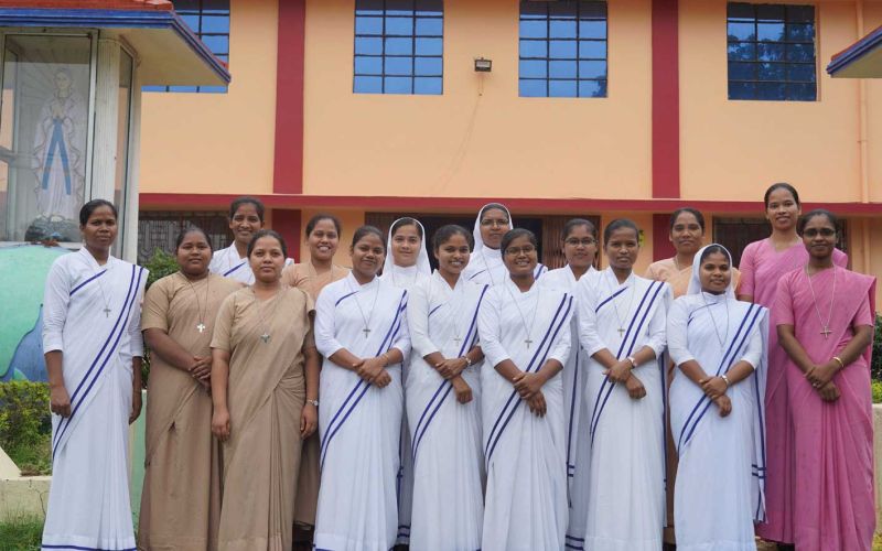 Gruppenfoto mit jungen Ordensschwestern in Indien.
