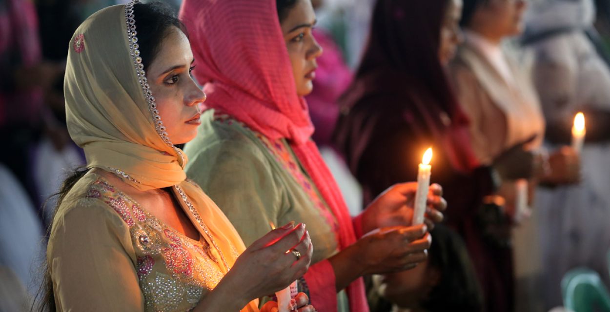 Frauen in Pakistan mit Kerzen, Foto: Fritz Stark
