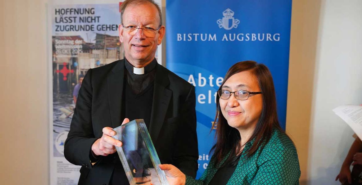 missio-Präsident Monsignore Huber (links) übergibt den Pauline-Jaricot-Preis 2025 an die philippinischen Menschenrechtlerin Carol Daria (rechts).