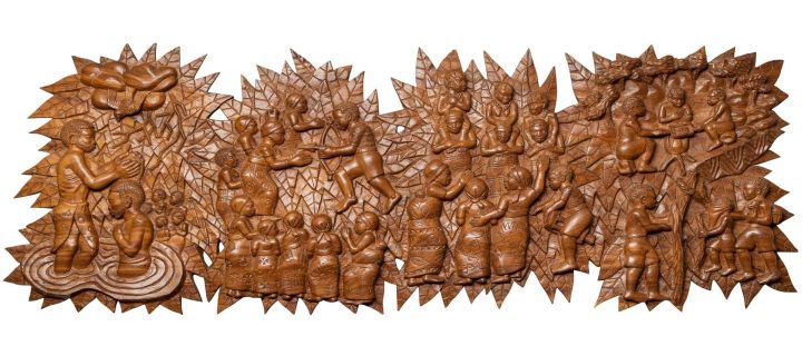 Schnitzkunstrelief aus Malawi aus der missio-Hauskapelle. Das Werk symbolisiert "Leben beginnen".