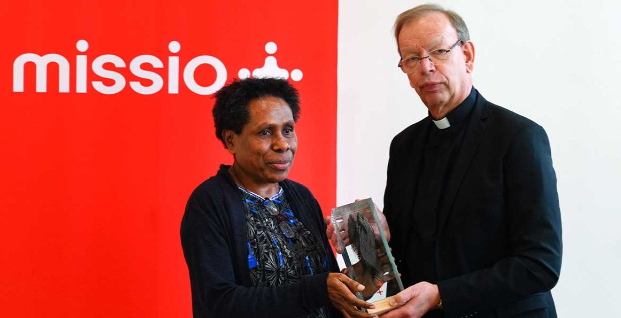 Monsignore Huber überreicht den Pauline-Jaricot-Preis 2024 an die Umweltaktivistin Rosa Koian aus Papua-Neuguinea.