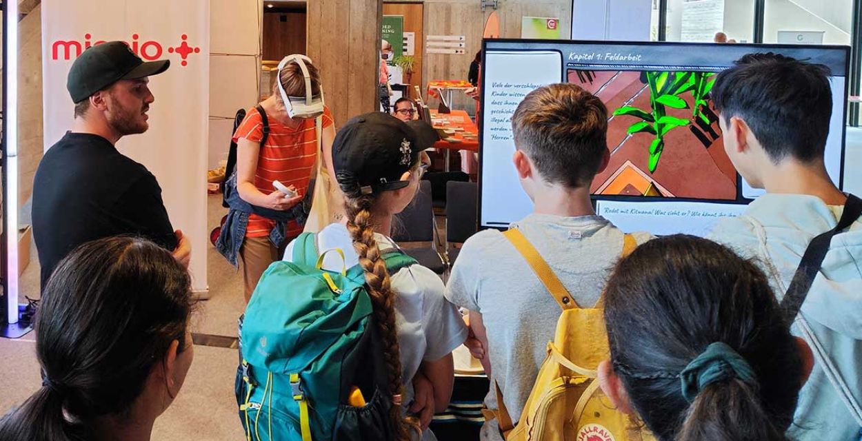 Jugendliche testen das missio-Escape-Game.