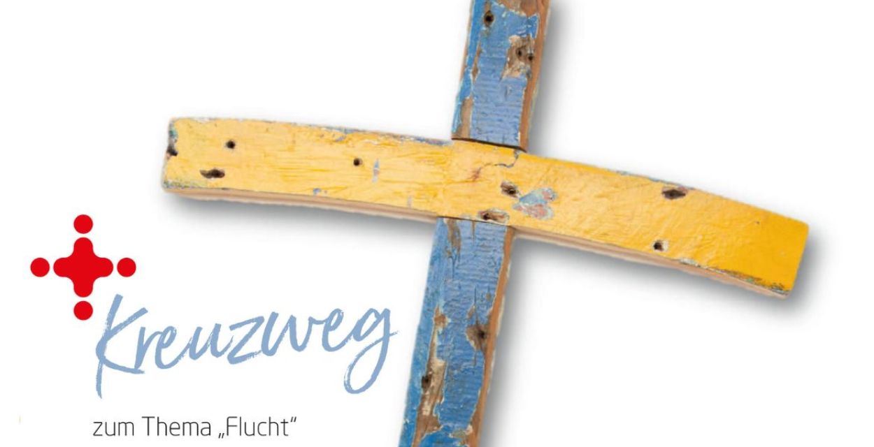 Symbolbild mit dem Schriftzug "Kreuzweg zum Thema Flucht". Rechts daneben das Lampedusa-Kreuz vom Schreiner Francesco Tuccio.