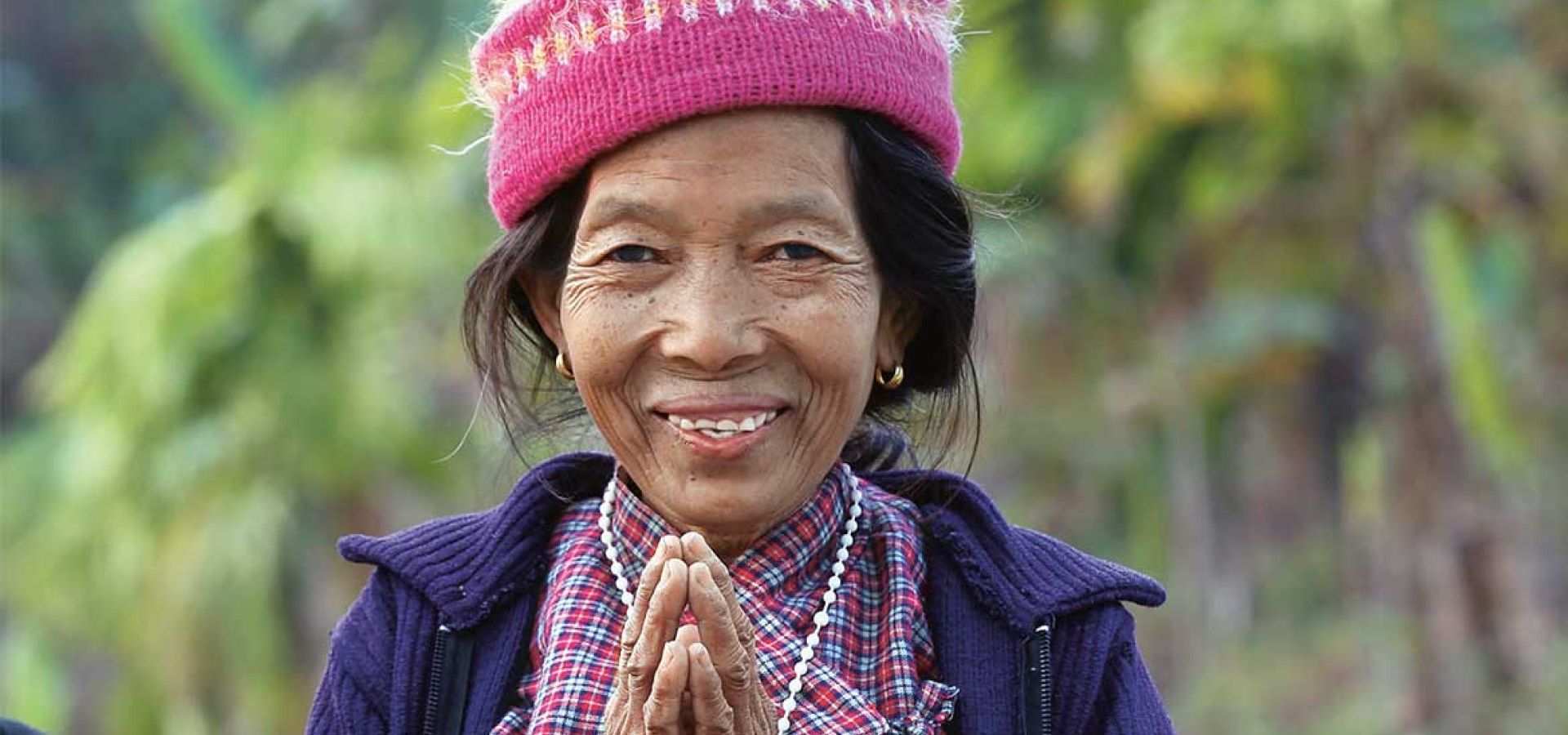 Eine Frau aus Patapur in Nepal hat die Hände zum Gebet gefaltet. Foto von Friedrich Stark