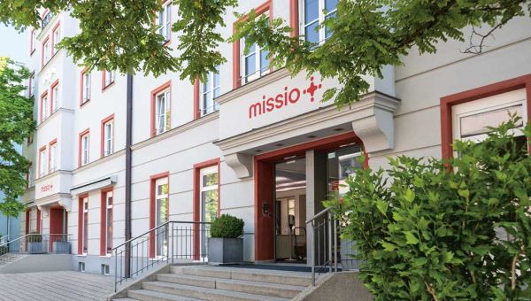 Die Fassade der missio-Zentrale in der Pettenkoferstraße in München.