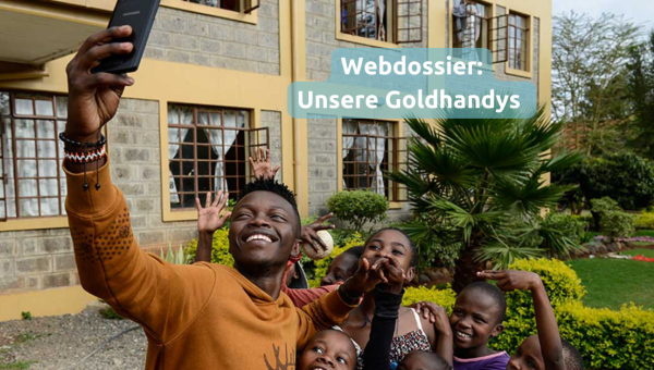 Cover des Webdossiers "Unsere Goldhandys": Zu sehen sind ein Jugendlicher, der seinen Arm mit einem Handy in die Höhe streckt, um von sich und drei kleineren Mädchen ein Selfie zu machen.