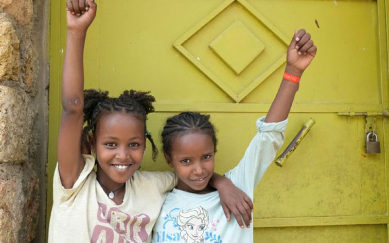 Die Bilder zeigen jeweils Protagonisten aus den drei verlinkten Projekten zum Thema Bildung ermöglichen