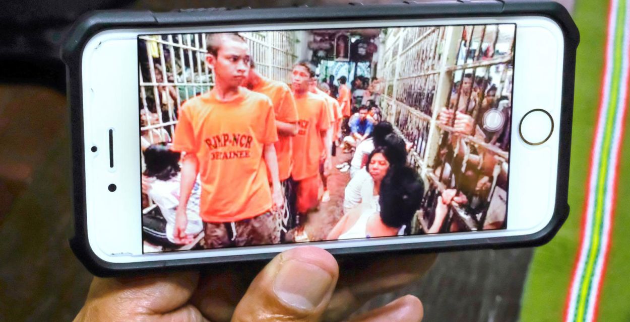Der Generalsekretär der bischöflichen Kommission für Gefängnisseelsorge in Manila zeigt Fotos von überbelegten Gefängniszellen auf seinem Smartphone. Foto: Friedrich Stark/missio München