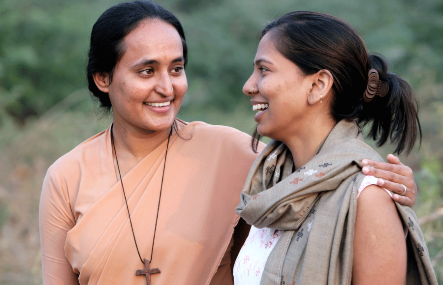 Eine Ordensschwester aus Indien umarmt eine Frau.