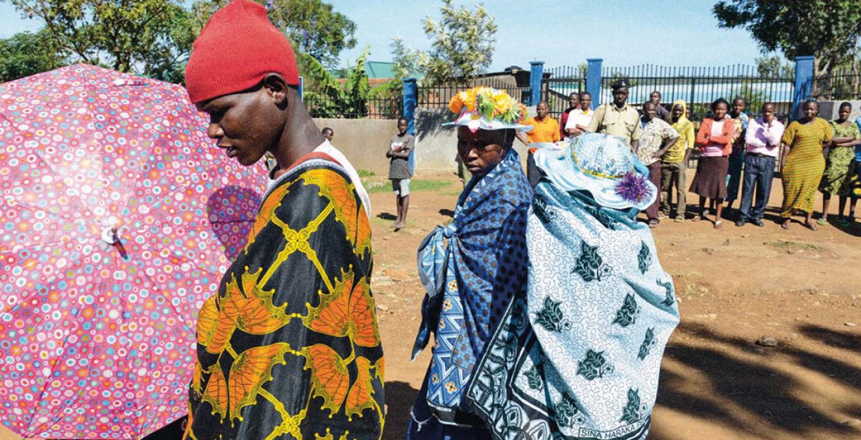 Junge Frauen gehen in Masanga in Tansania zum Ort der Genitalverstümmelung