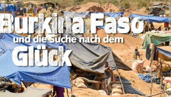 Zu sehen sind notdürftig aufgebaute Zelte in einer Goldgräbersiedlung in Burkina Faso. In dicken Buchstaben steht "Burkina Faso und die Suche nach dem Glück" auf dem Foto.