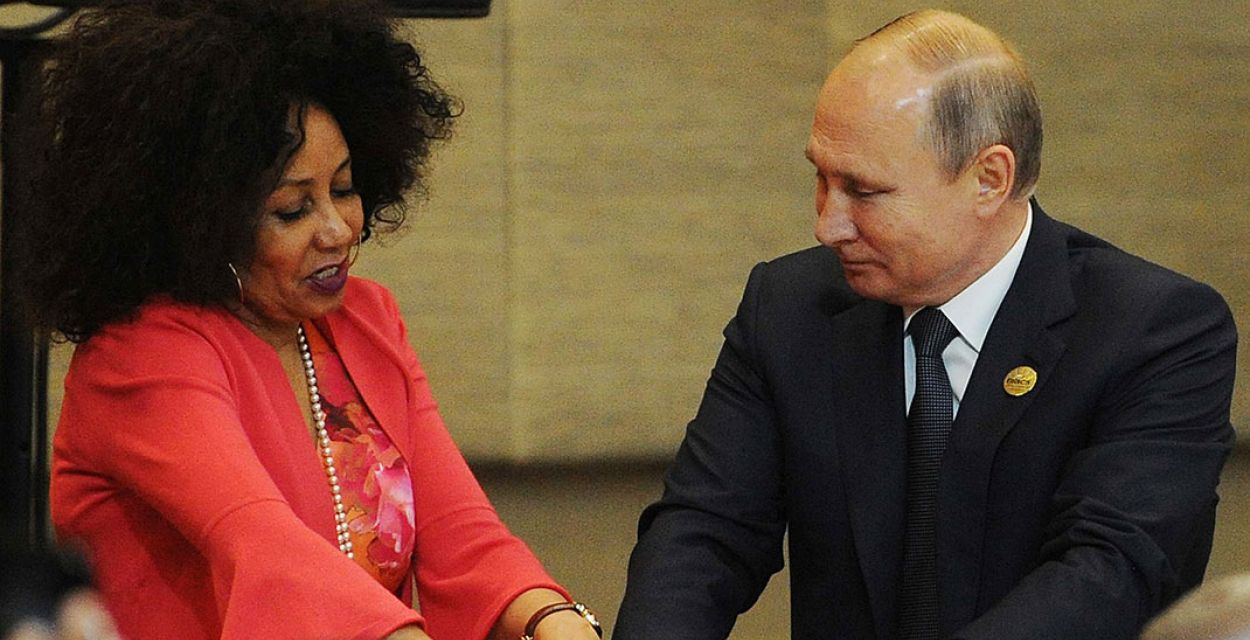 Die südafrikanische Ministerin Lindiwe Sisulu mit Wladimir Putin
