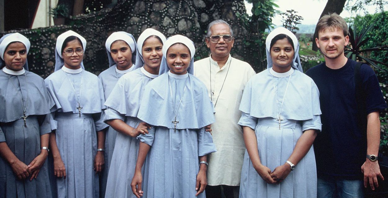 Martin Dengler zu Besuch in Indien - hier beim Empfang in einem Dorf
