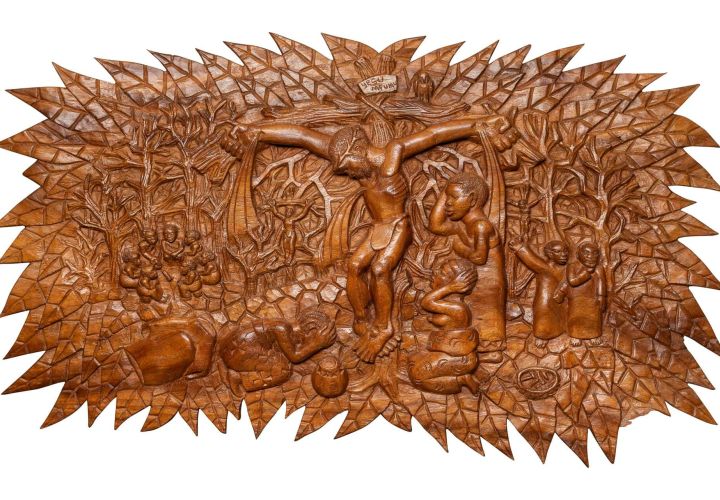 Schnitzkunstrelief aus Malawi aus der missio-Hauskapelle. Das Werk symbolisiert  "Tod erfahren".