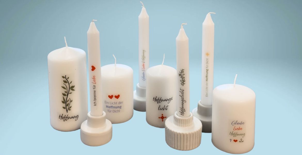 Kerzen mit Aufdruck zum Thema Hoffnung